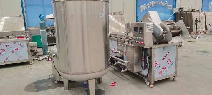 gas-heated frying machine with oil tanks